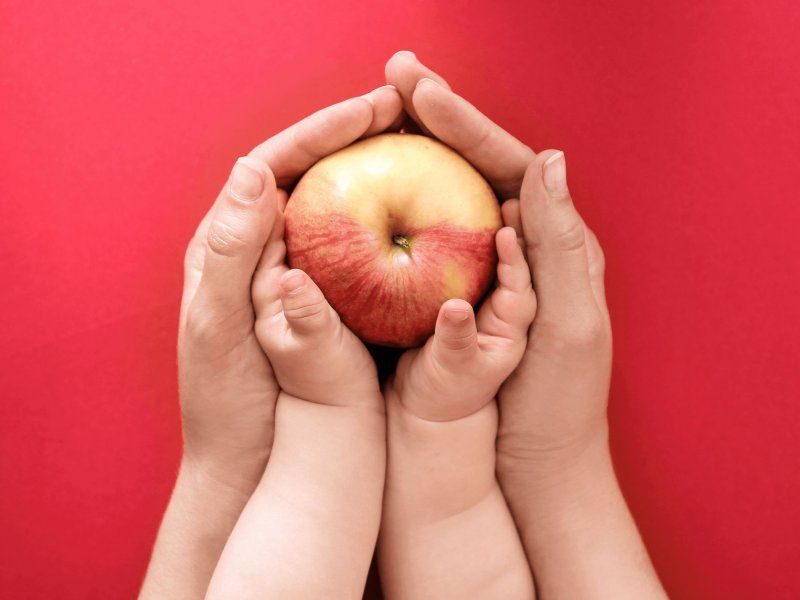 Handling apples